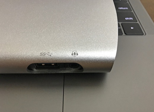 Thunderbolt 3 Express Dock HD 前面ポート