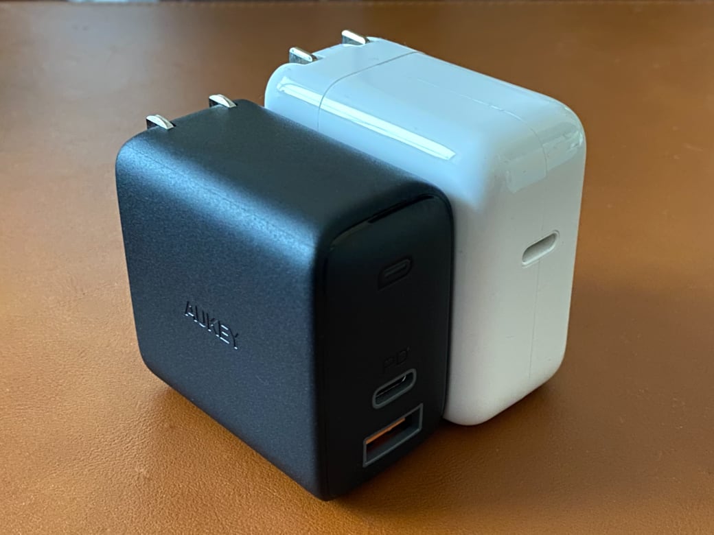 aukey-pa-b3-b4-03.jpg 純正アダプタとの比較